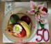 dort s ovocem a květinami